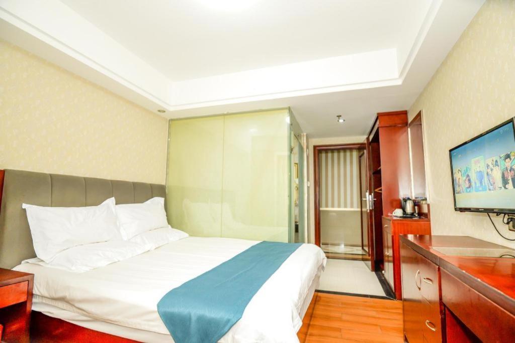 Ji Hongqiao Gubei Fortune Center Hotel 3*